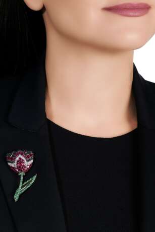 Gem set and diamond brooch, 'Tulip', Michele della Valle - Foto 4