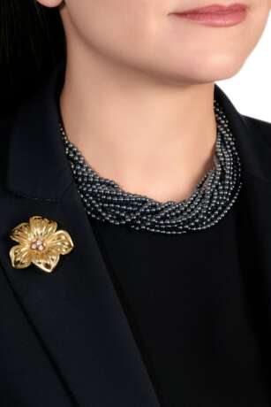 Hematite necklace, attributed to Poiray and a gold and diamond brooch, Van Cleef & Arpels - Foto 5