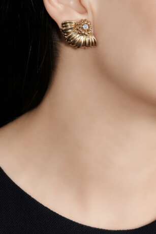 Pair of gold and diamond ear clips, Cartier - Foto 4