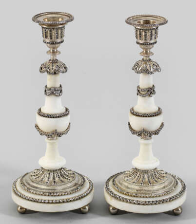 Paar seltene Alabaster Louis XVI-Kerzenleuchter "à la Roi" - photo 1