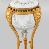 Louis XVI Potpourri-Deckelvase mit aufgelegtem Blütendekor - Foto 1
