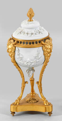 Louis XVI Potpourri-Deckelvase mit aufgelegtem Blütendekor - Foto 1