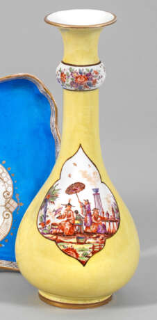 Flaschenvase mit Gelbfond und Chinoiserien - Foto 1
