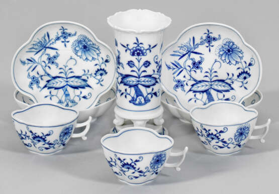 Drei Mokkatassen und Vase mit Zwiebelmusterdekor - Foto 1
