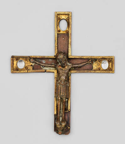 Museales romanisches Bronzekruzifix - photo 1