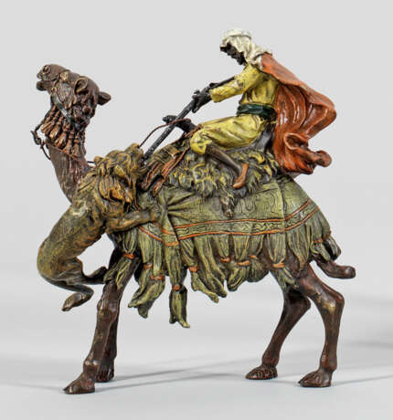 Auf einem Kamel reitender Araber im Kampf mit einem Löwen - photo 1