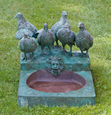 Kleiner Parkbrunnen mit Taubengruppe - Foto 1
