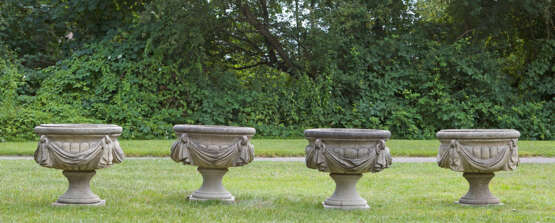 Satz von vier Gartenvasen im klassizistischen Stil - Foto 1