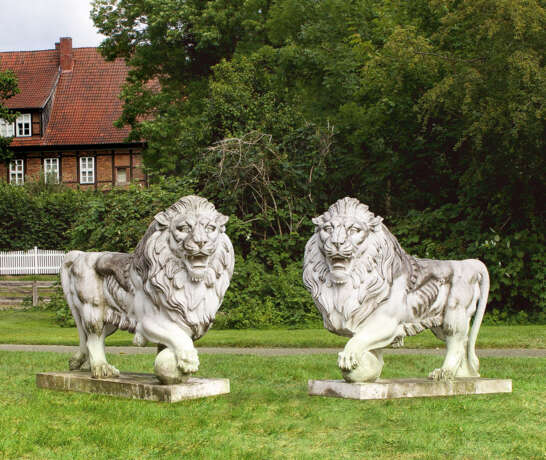 Paar monumentale Löwen als Parkskulpturen - Foto 1