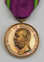 Sachsen-Altenburg: Sachsen-Ernestinischer Hausorden, Goldene Verdienstmedaille Herzog Ernst I., mit einseitigem Backenbart (1891-1908).