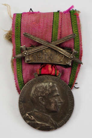 Sachsen-Coburg und Gotha: Sachsen Ernestinischer Hausorden, Silberne Medaille, Carl Eduard, mit Schwerterspange 1914/7. - фото 1