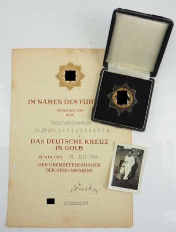 Deutsches Kreuz, in Gold, Zimmermann, im Etui, mit Urkunde für einen Stabsobersteuermann und Wachoffizier von U 333. - Foto 2