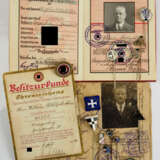Goldenes Parteiabzeichen der NSDAP, Kleine Ausführung, mit Besitzzeugnis und Mitgliedsbuch für einen Kaufmann und Buchhalter. - Foto 1