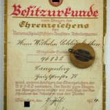 Goldenes Parteiabzeichen der NSDAP, Kleine Ausführung, mit Besitzzeugnis und Mitgliedsbuch für einen Kaufmann und Buchhalter. - photo 2