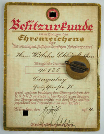 Goldenes Parteiabzeichen der NSDAP, Kleine Ausführung, mit Besitzzeugnis und Mitgliedsbuch für einen Kaufmann und Buchhalter. - photo 2
