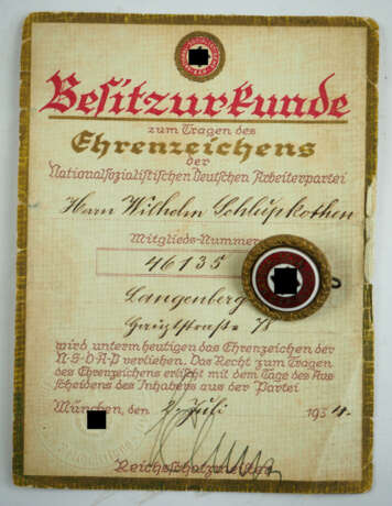Goldenes Parteiabzeichen der NSDAP, Kleine Ausführung, mit Besitzzeugnis und Mitgliedsbuch für einen Kaufmann und Buchhalter. - photo 3