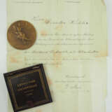 Weltausstellung 1900 in Paris: Goldene Medaille als Mitarbeiter, im Etui, mit Urkunde. - photo 2