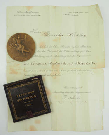 Weltausstellung 1900 in Paris: Goldene Medaille als Mitarbeiter, im Etui, mit Urkunde. - фото 2