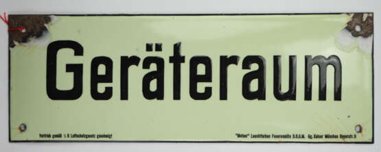 Luftschutz: Geräteraum Emailleschild. - photo 1