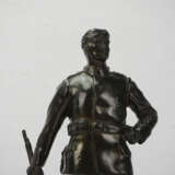 Wandschneider, Wilhelm: Statuette Trauernder Soldat. - photo 2