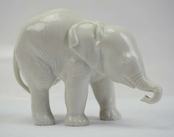 Allach: Stehender Elefant. - Foto 1