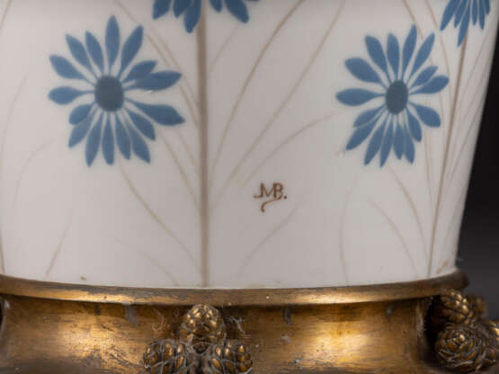 BEDEUTENDE JUGENDSTIL-BODENVASE MIT BLUMEN- UND PFAUENFEDERDEKOR - photo 2