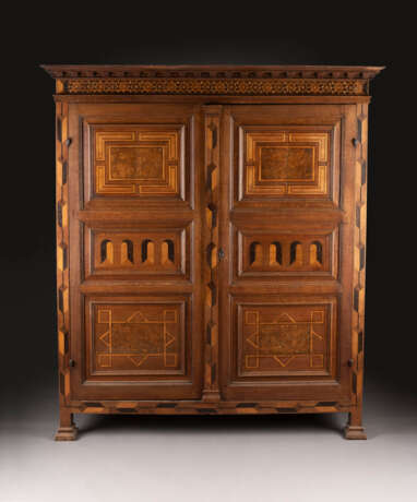 BEDEUTENDER INTARSIENSCHRANK Deutsch, Niederrhein, wohl Melchior von Rheidt, um 1600 - photo 1