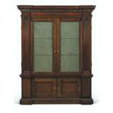 Vile and Cobb. A GEORGE II MAHOGANY ARCHITECTURAL CABINET - Foto 1