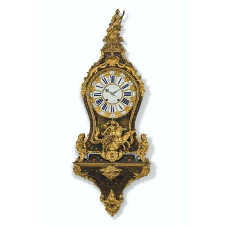 A LOUIS XV ORMOLU-MOUNTED TORTOISESHELL AND STAINED HORN-INLAID BRASS STRIKING BRACKET CLOCK - фото 1