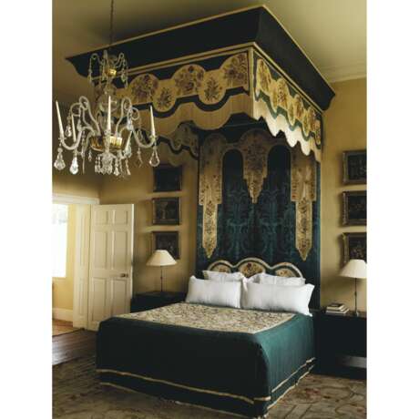 A SET OF GEORGE I GREEN SILK DAMASK BED HANGINGS - фото 1