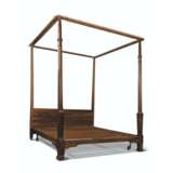A LATE GEORGE III MAHOGANY FOUR-POSTER BED - Foto 1