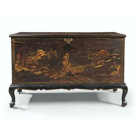 A CHINESE EXPORT BLACK, GILT AND RED LACQUER COFFER ON A GEORGE II JAPANNED STAND - фото 1