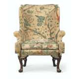 AN ENGLISH MAHOGANY AND CREWELWORK WING ARMCHAIR - Foto 1