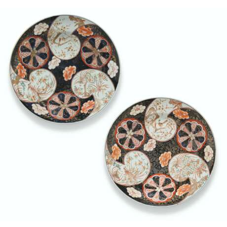 A PAIR OF JAPANESE IMARI CHARGERS - Foto 1