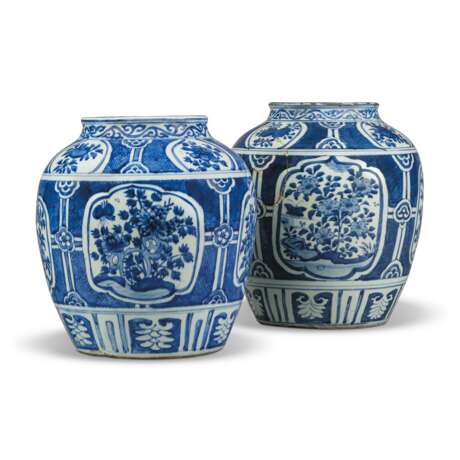 TWO CHINESE BLUE AND WHITE LARGE OVOID VASES - фото 1