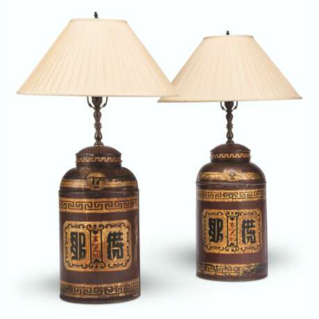 A PAIR OF VICTORIAN RED AND GILT-DECORATED TOLE TEA CANNISTER TABLE LAMPS - фото 1