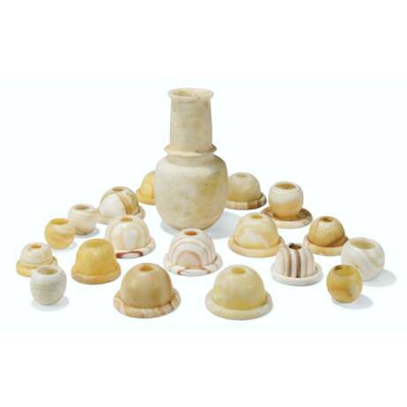 Kime, Robert. A GROUP OF EGYPTIAN ALABASTER TEA-LIGHT CANDLE HOLDERS - Foto 1