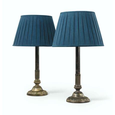 A PAIR OF ENGLISH NICKEL TABLE LAMPS - Foto 1