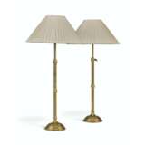 A PAIR OF ENGLISH BRASS ADJUSTABLE `KINGSTON` TABLE LAMPS - Foto 1