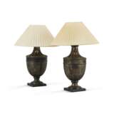 A PAIR OF FRENCH SILVER-LUSTRE CERAMIC URN TABLE LAMPS - Foto 1