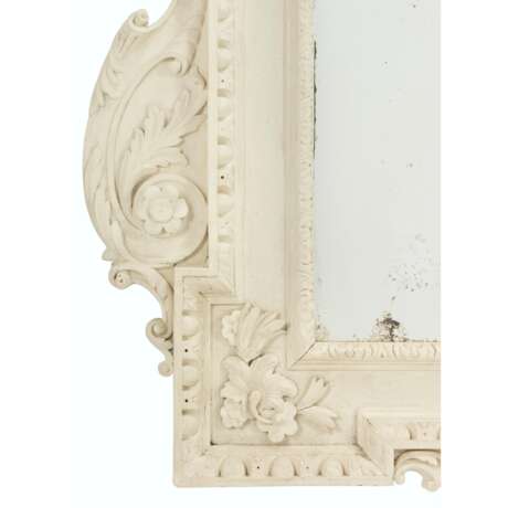 A GEORGE II WHITE-PAINTED PICTURE-FRAME MIRROR - Foto 3