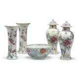 TWO PAIRS OF CHINESE FAMILLE ROSE VASES AND A BOWL - Foto 1