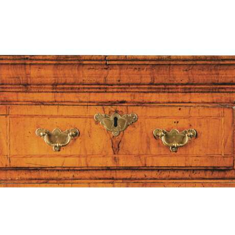 A GEORGE I WALNUT, PINE AND ASH-CROSSBANDED CHEST-ON-STAND - Foto 5
