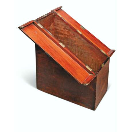 A VICTORIAN MAHOGANY LARGE LIDDED CASE - Foto 2