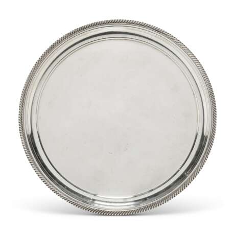 Mappin & Webb. A GROUP OF FOUR ELIZABETH II SILVER-PLATED DISHES AND TRAYS - photo 5