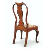 A PAIR OF GEORGE II WALNUT SIDE CHAIRS - Foto 4
