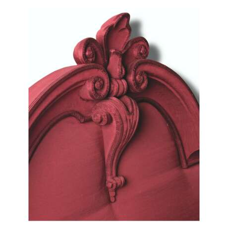 AN ENGLISH RED SILK HALF-TESTER BED - photo 3