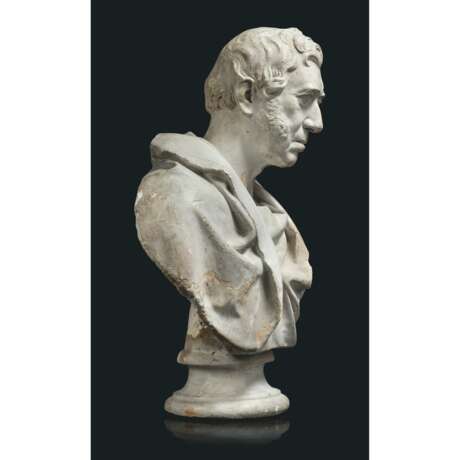 AN EARLY VICTORIAN GREY PAINTED PLASTER BUST OF A GENTLEMAN - Foto 3