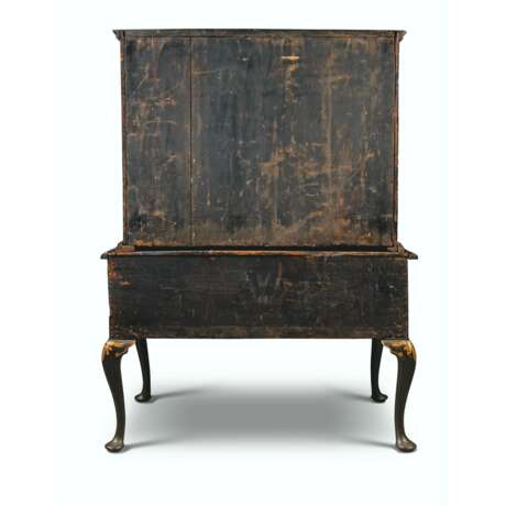 A GEORGE I BLACK, GREEN, BLUE AND GILT-JAPANNED CABINET-ON-STAND - фото 4