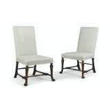 A PAIR OF GEORGE II WALNUT SIDE CHAIRS - Foto 1